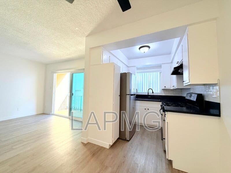Los Angeles House: 1426 South Point View