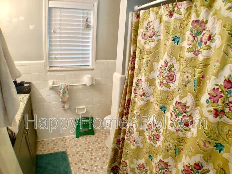 Charleston House: 1556 Kemper Avenue