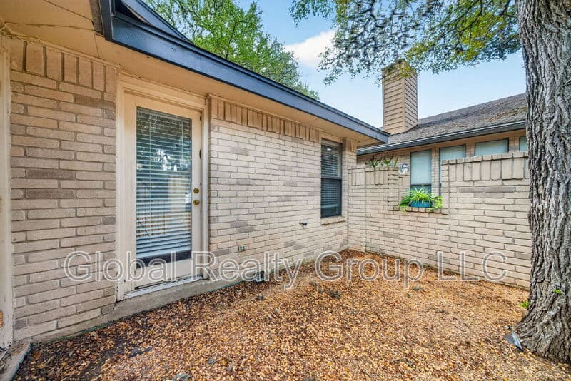 Universal City House: 118 Golden Way