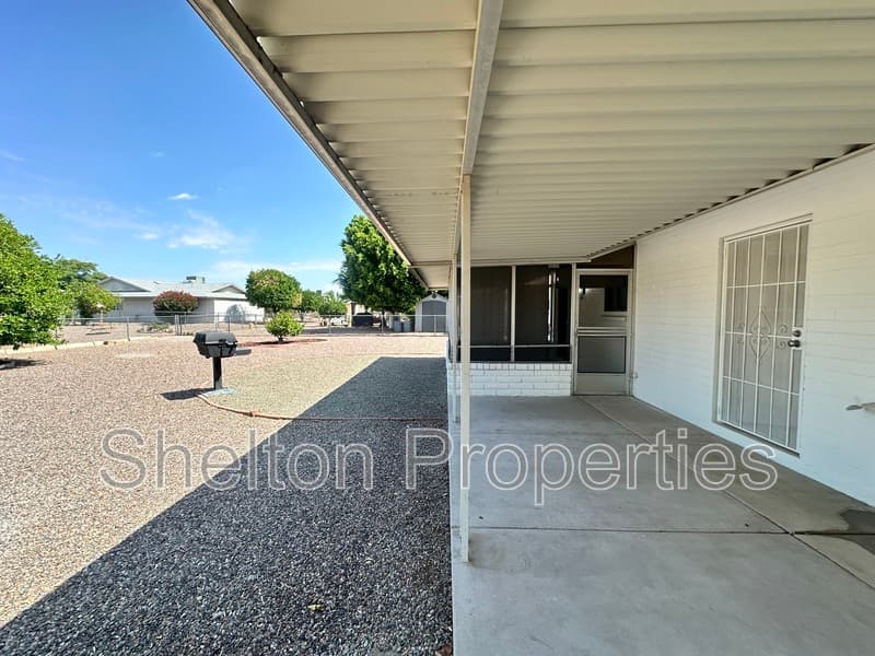 Sun City House: 10806 W Camelot Cir