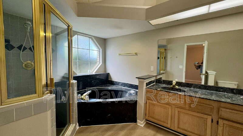 Jacksonville House: 9092 Camshire Dr