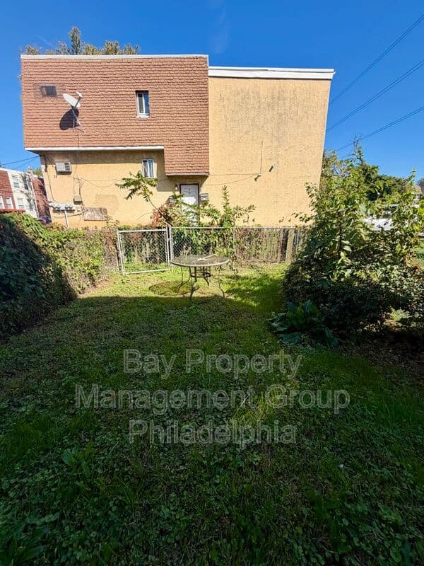 Collingdale House: 7 Rhodes Ave