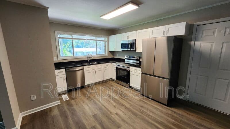 Atlanta House: 1664 Barrett Dr Nw