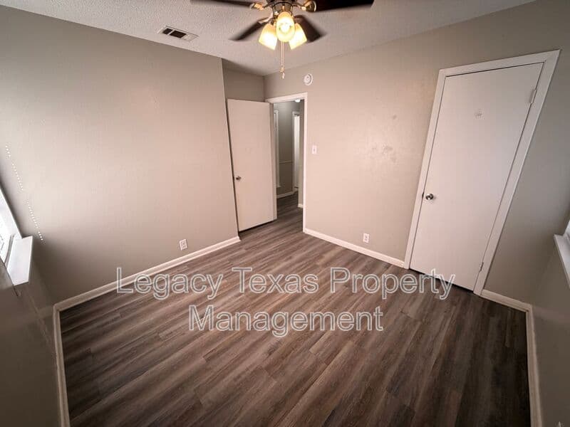 Cleburne House: 1902 Joslin St