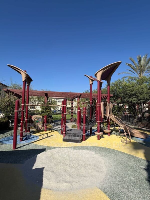 Lake Forest House: 208 El Paseo