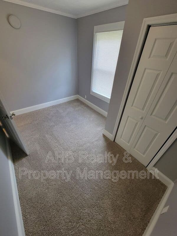 Burlington House: 1104 West Webb