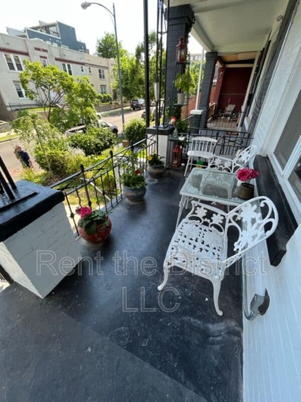 Washington Townhome: 318 Seaton Place NE