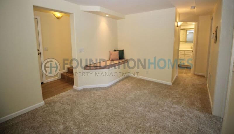 Fairfax House: 93 Live Oak Ave