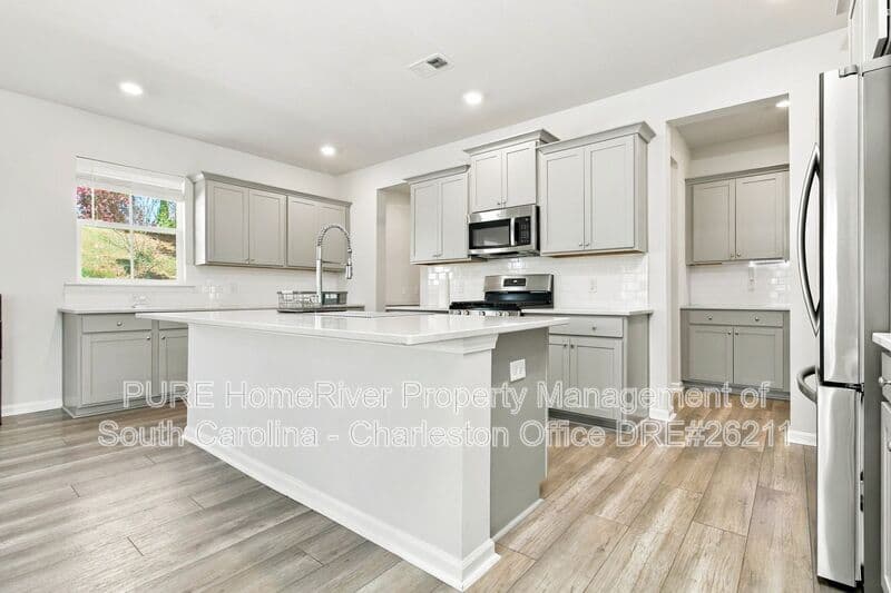 Summerville House: 476 Richfield Way