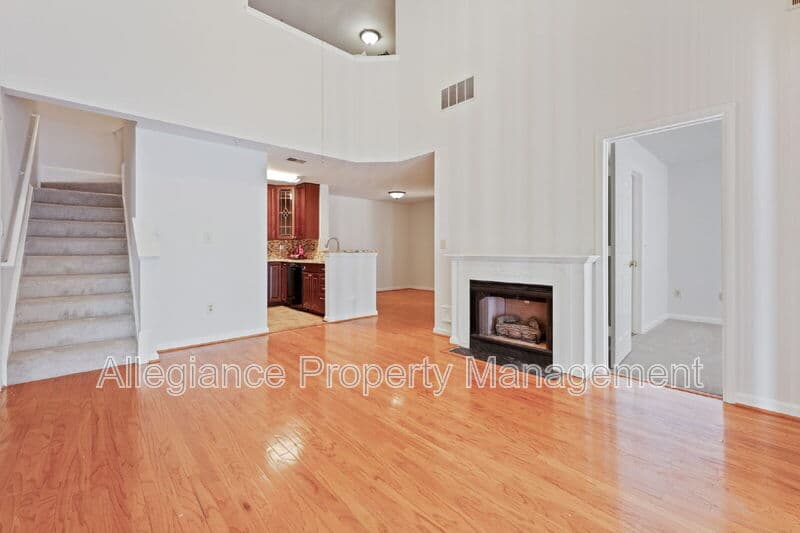 Woodbridge House: 13621 Garfield Place