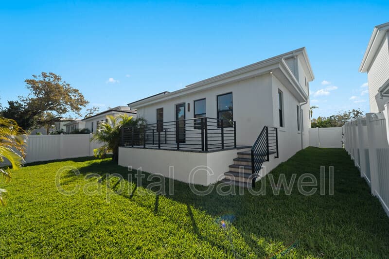 Sarasota House: 2345 Bahia Vista St