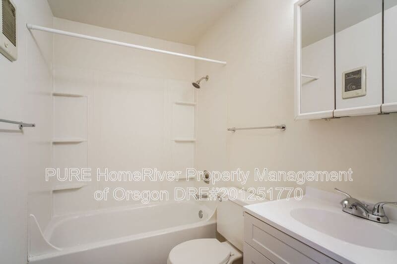 Portland House: 14128 NE Sandy Blvd