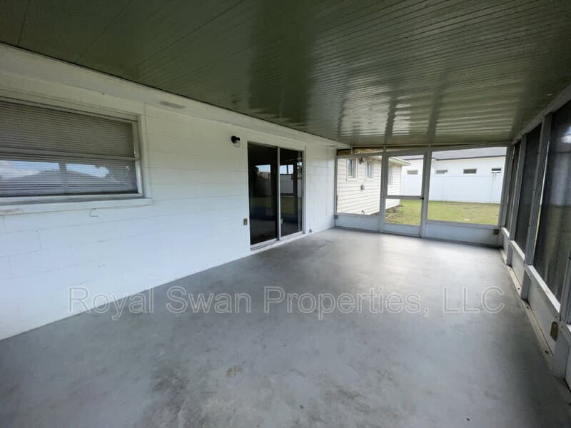 Lakeland House: 303 Thornwood Way