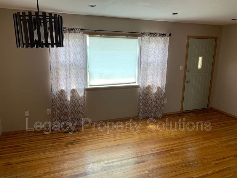 Bismarck House: 1820 E Avenue B