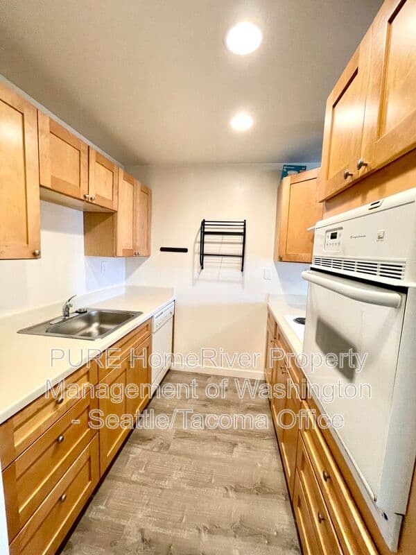 Seattle Condo: 3047 SW Avalon Way