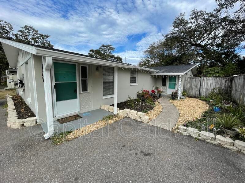 Dunedin House: 425 Milwaukee Ave