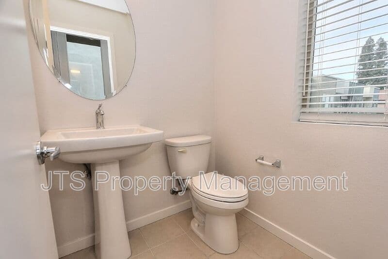 Sacramento House: 340 1st Avenue