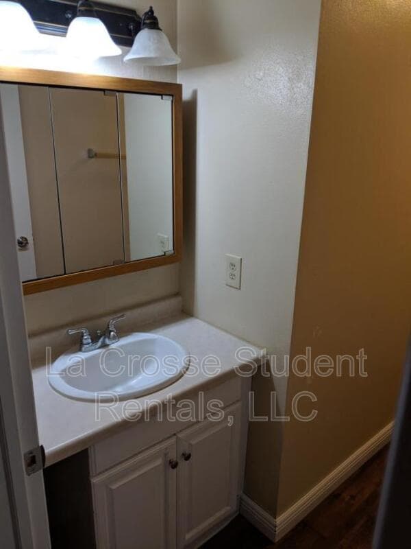La Crescent Apartment: 619 Welshire Drive