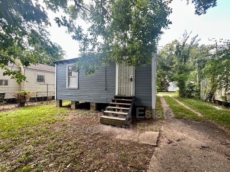 Shreveport House: 318 W 68TH ST