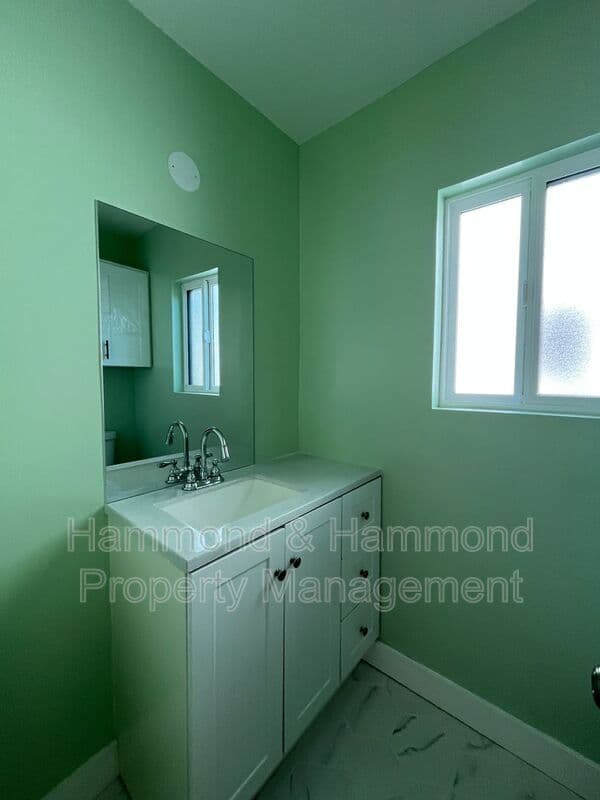 Van Nuys Condo: 5722 Woodman Ave.