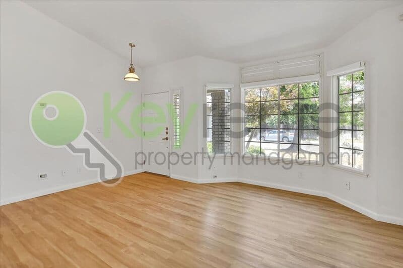 Sacramento House: 8428 Cassatt Way