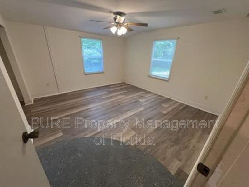 Ocala House: 595 NW 100th St