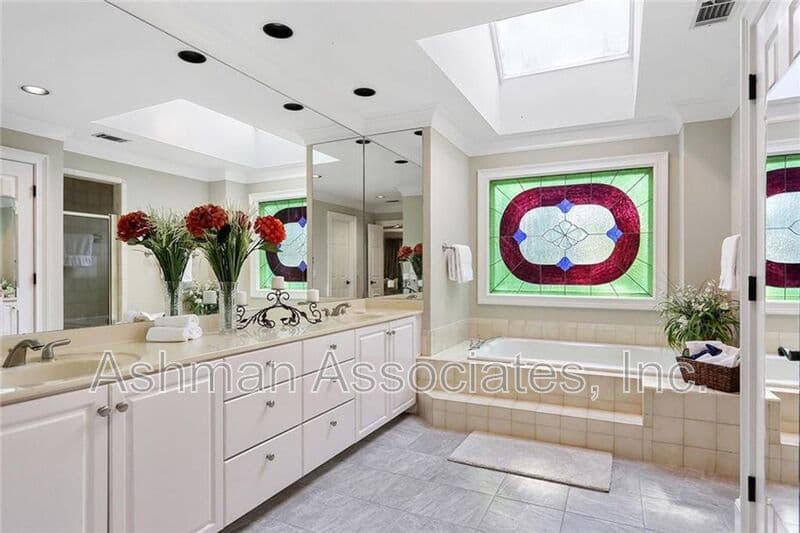 Atlanta House: 930 Manchester Place