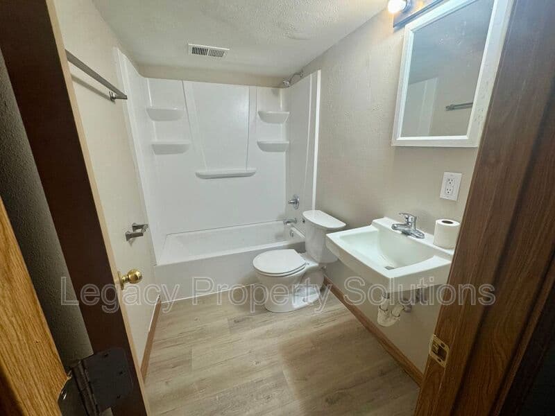 Bismarck House: 515 S 9th St