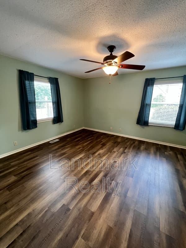 Warner Robins House: 116 Lake Front Drive