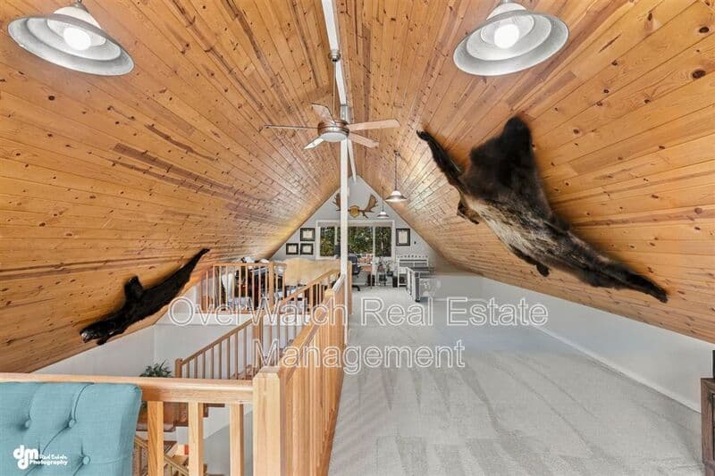 Eagle River House: 10610 High Bluff Dr