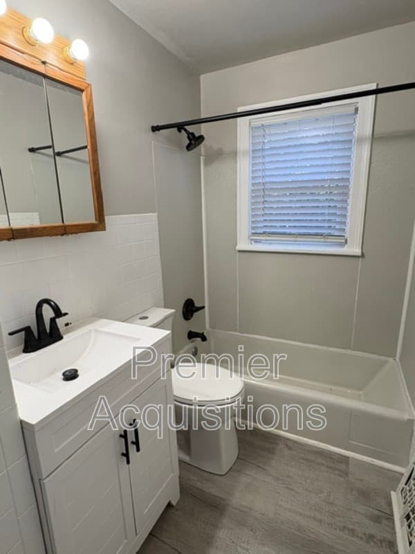 Alton House: 3226 Hawthorne Blvd