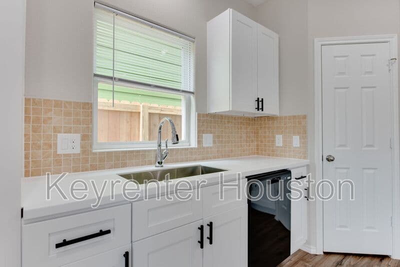 Houston House: 8203 Woodlyn Rd