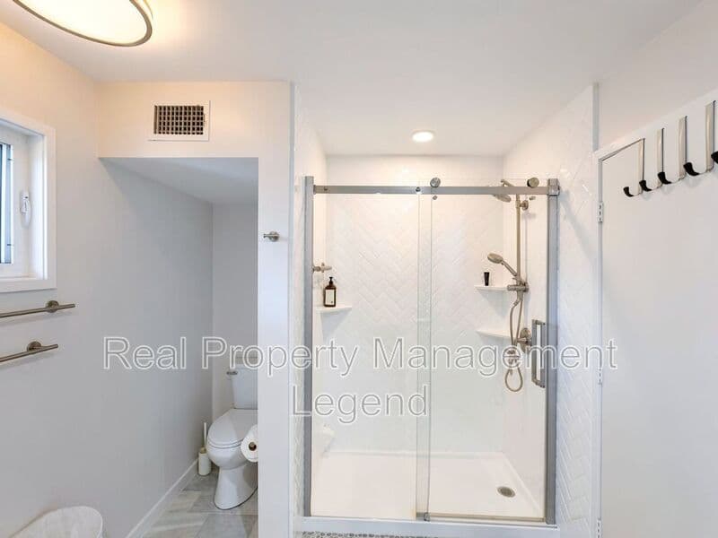 Dallas House: 4122 Travis St