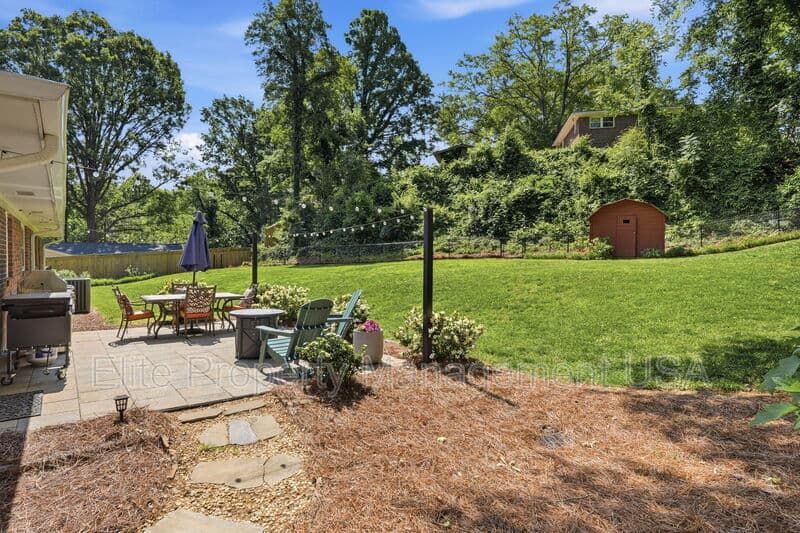 Gainesville House: 1338 Northwood Cir NE
