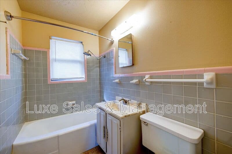 Midwest City House: 116 W. Rose Drive