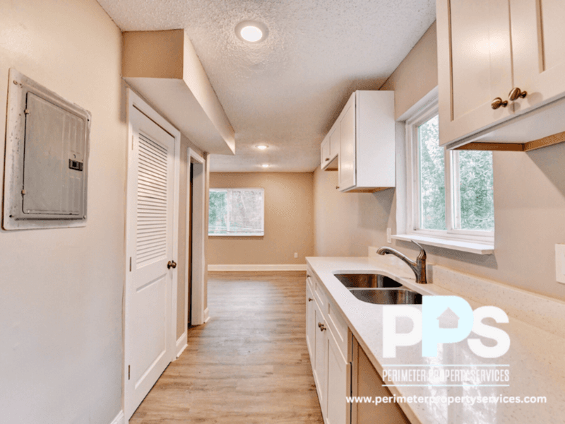 Atlanta House: 390 West Lake Avenue