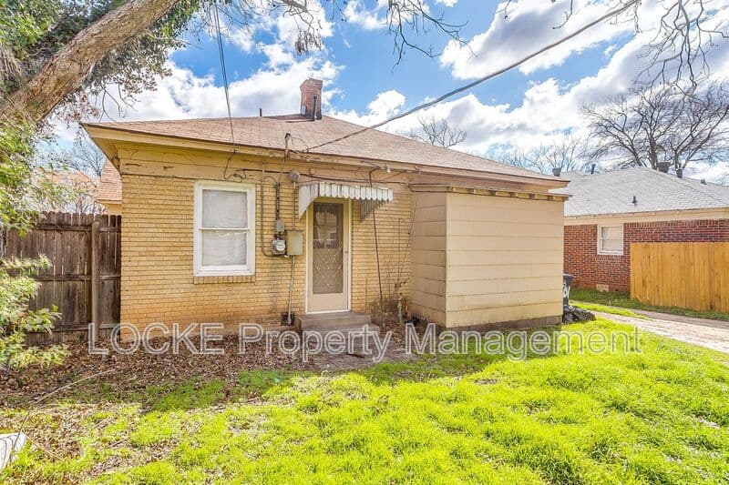 Fort Worth House: 3204 Rogers Avenue