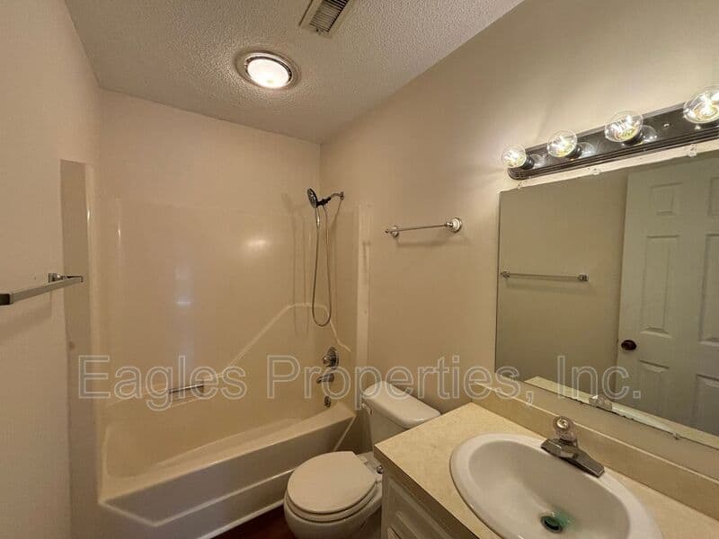 Dudley House: 102 Lakehurst Dr