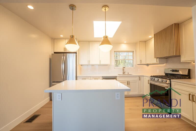 San Anselmo House: 645 Fawn Dr