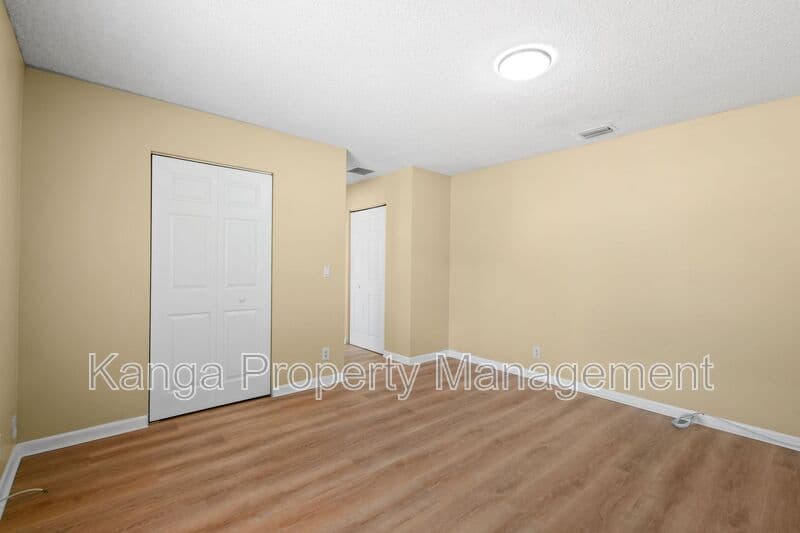 Greenacres House: 6126 Wauconda Way E