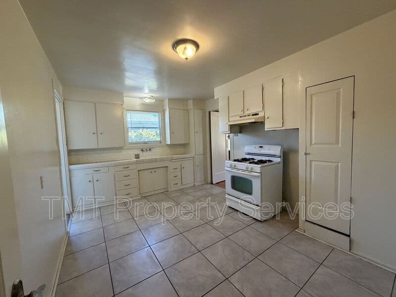 Stockton House: San Jose St / Magnolia St Duplex