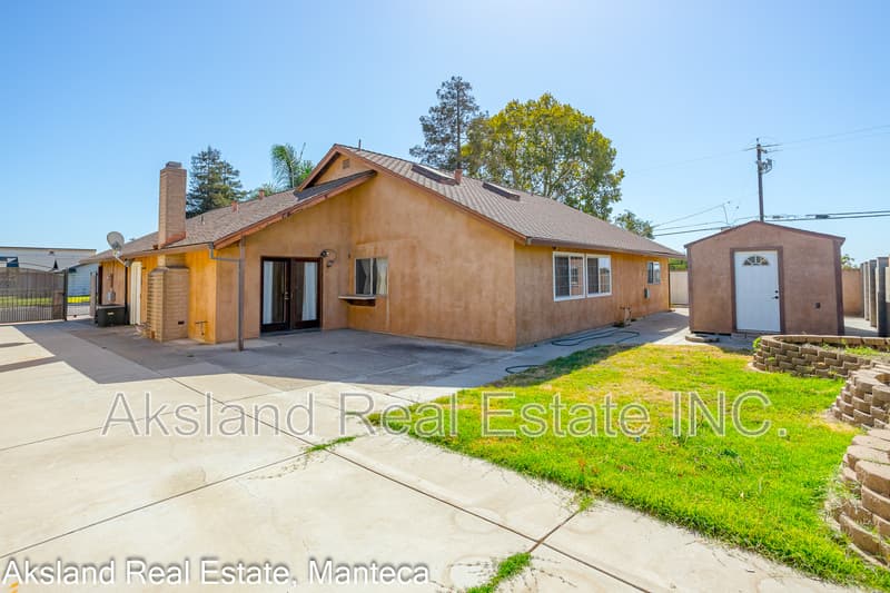 Manteca House: 14909 Pueblo Drive