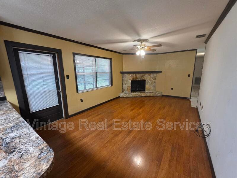 Lakeland House: 1028 Wildwood W