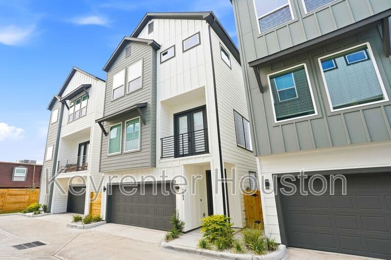 Houston House: 1993 Bauer Drive