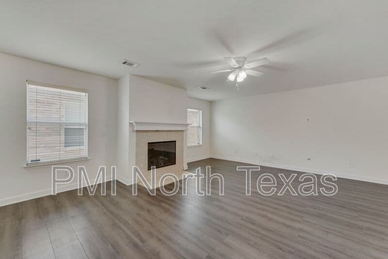 Fort Worth House: 8809 Valley River Drive