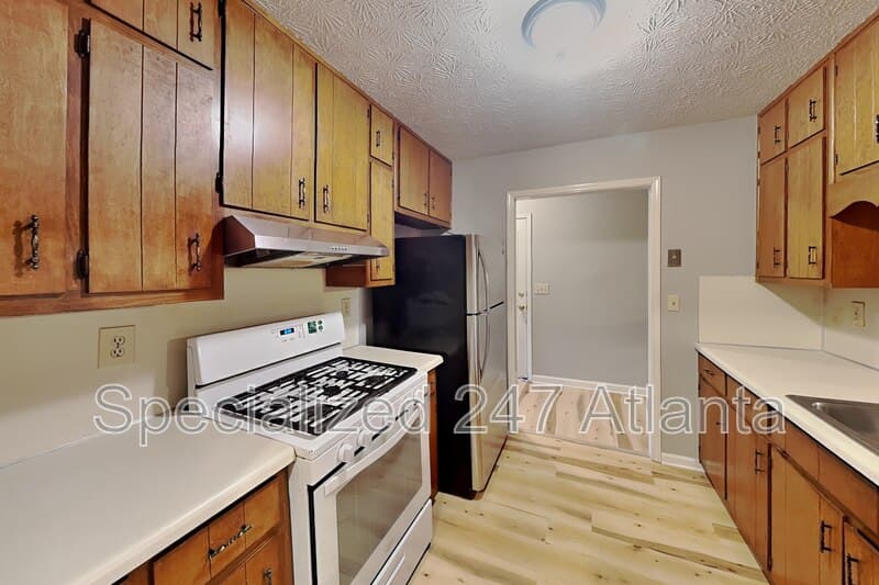 Conyers House: 2112 Fairway Ct SE