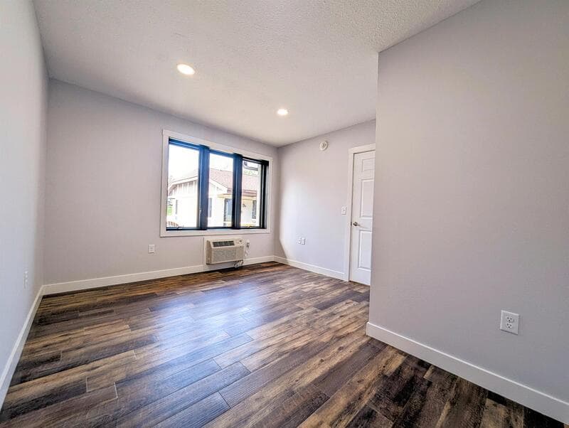 Pella Condo: 413 Jefferson Street - 21