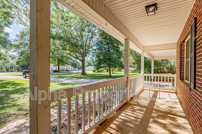 Lyman House: 155 Stewart Dr