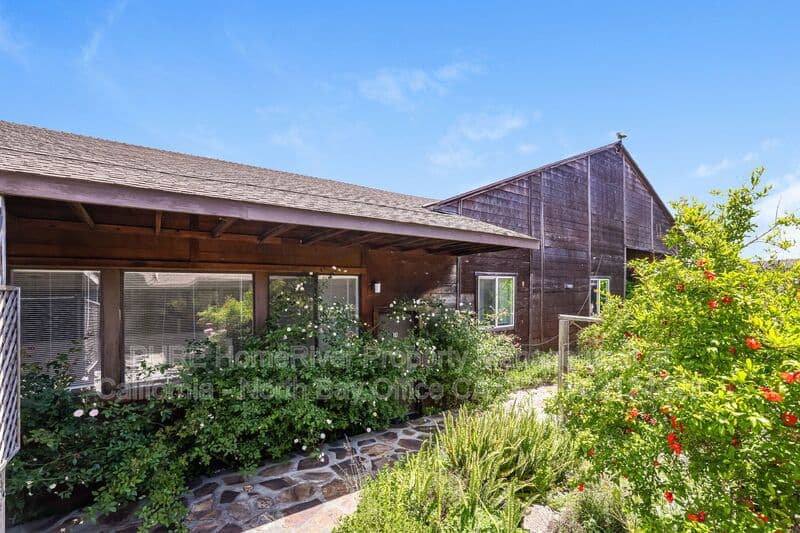 Sonoma Condo: 201 Meadowlark Ln