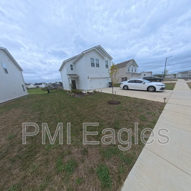 Clarksville House: 827 Moray Lane